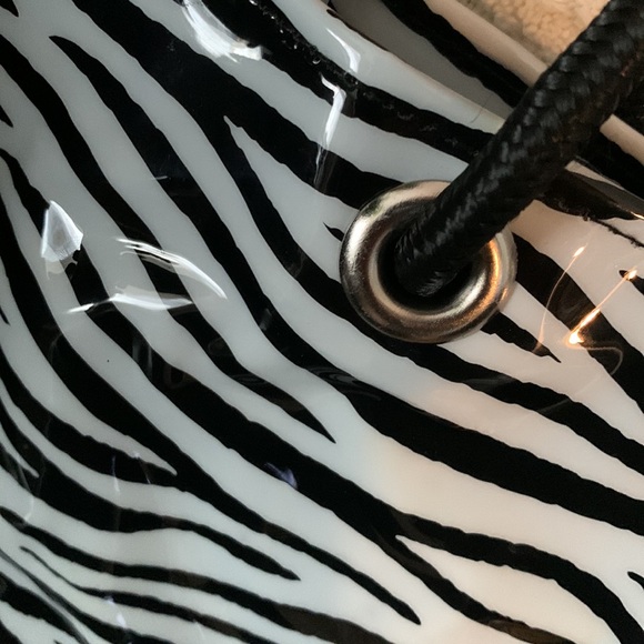 Plastic coated zebra tote bag NIB - Picture 4 of 7